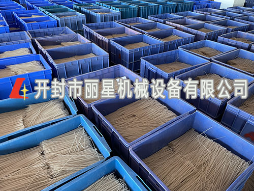 室內(nèi)作業(yè)的粉條加工設(shè)備自帶烘干，可四季作業(yè)
